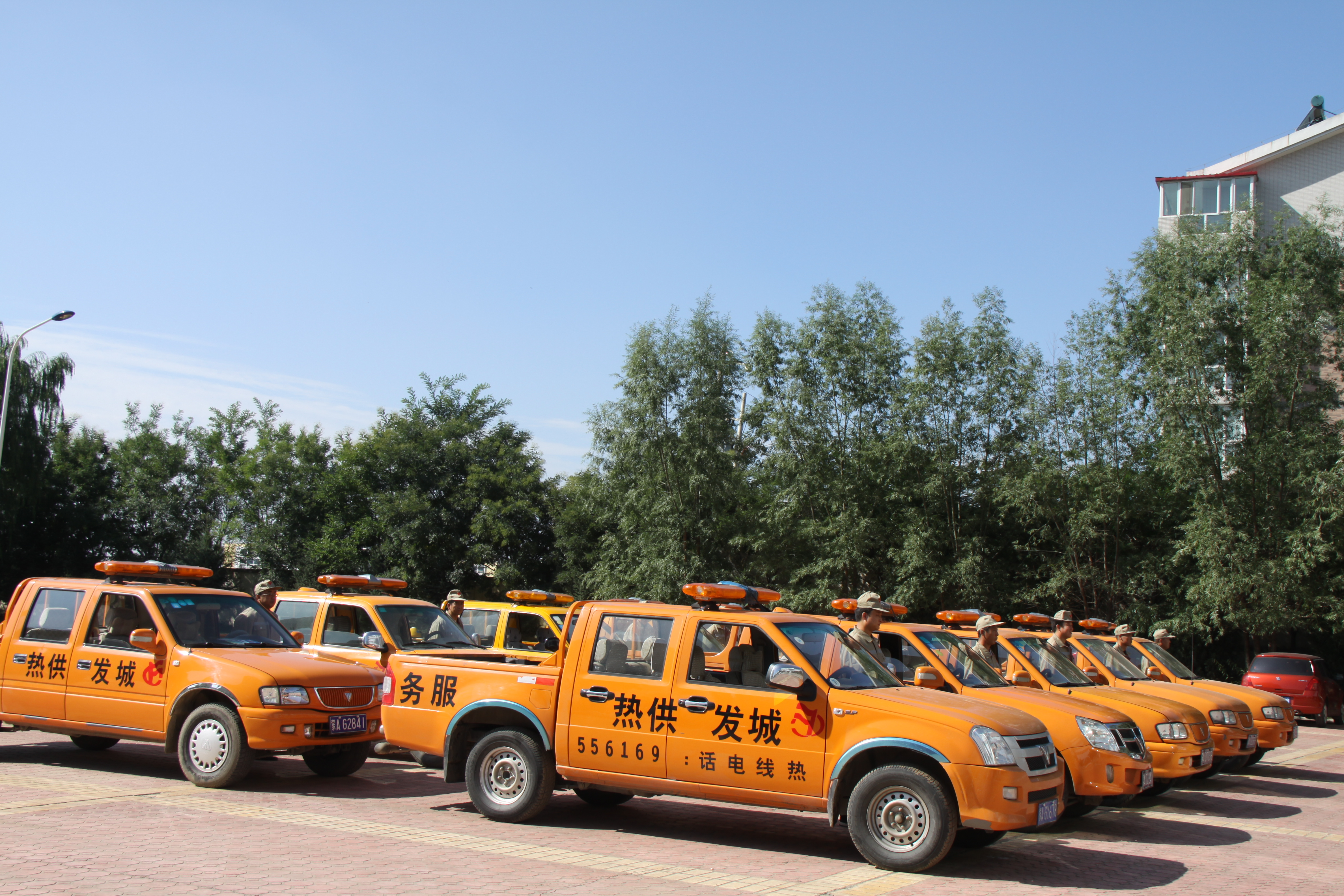 供熱服務(wù)、搶險(xiǎn)車隊(duì).jpg